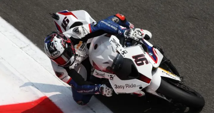 Haslam beffa Biaggi, ma i due volano. Dominio dei "quattro cilindri". Super Badovini. Checa in ombra.