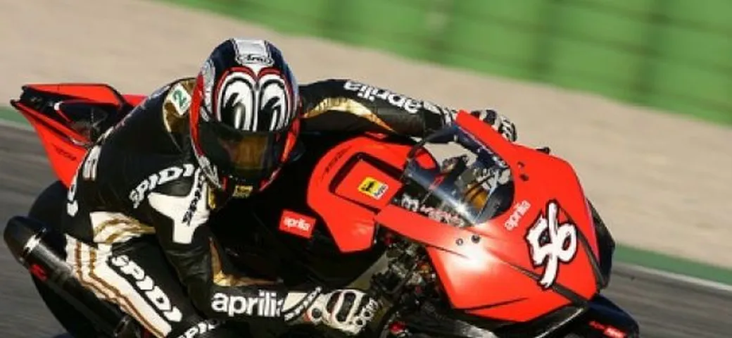 A Valencia prima di Nakano sull RSV4, bene Bautista in 250 Smith in 125