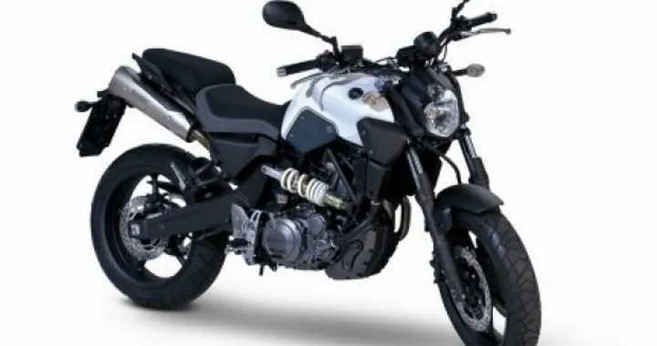 Yamaha MT-03 con doppio scarico Akrapovic