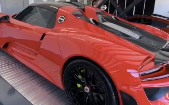 Riceve un'offerta di 3,5 milioni per la sua Porsche 918: è rarissima