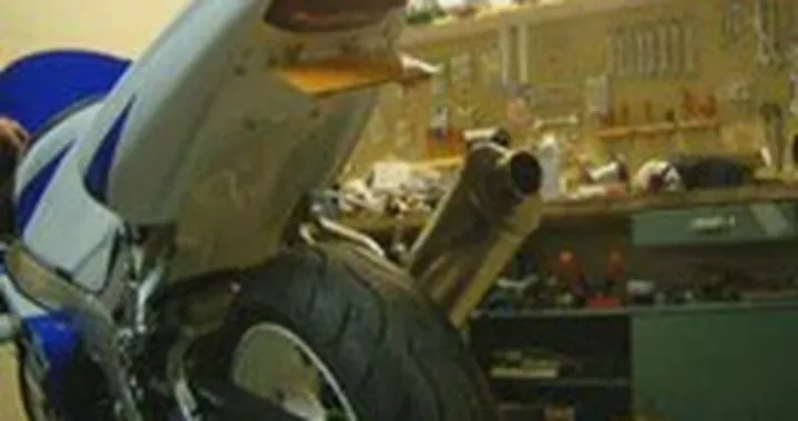 Nasconde la targa della moto, denunciato!