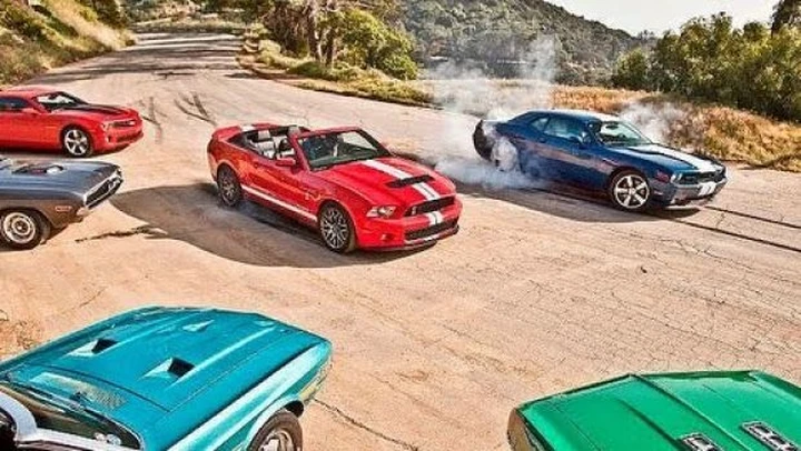 Video: sfida tra muscle car americane