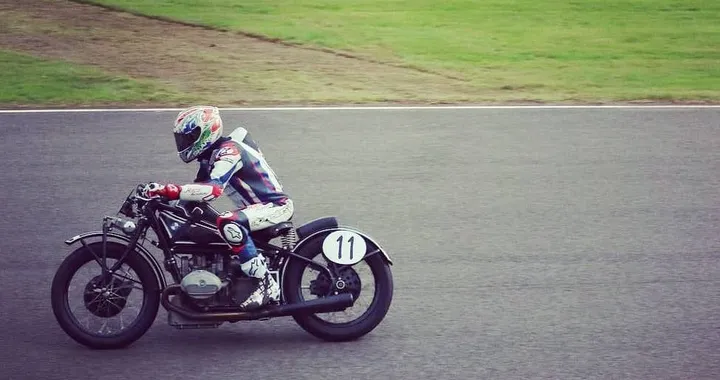 Troy Corser, spettacolo a Goodwood con una BMW del 1936 [Video]