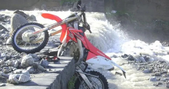 Foto del giorno: parcheggiare una moto da enduro