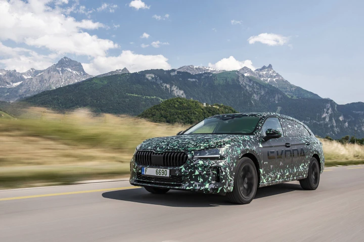 Nuova Skoda Superb: sarà più grande e avrà fino a 260 CV