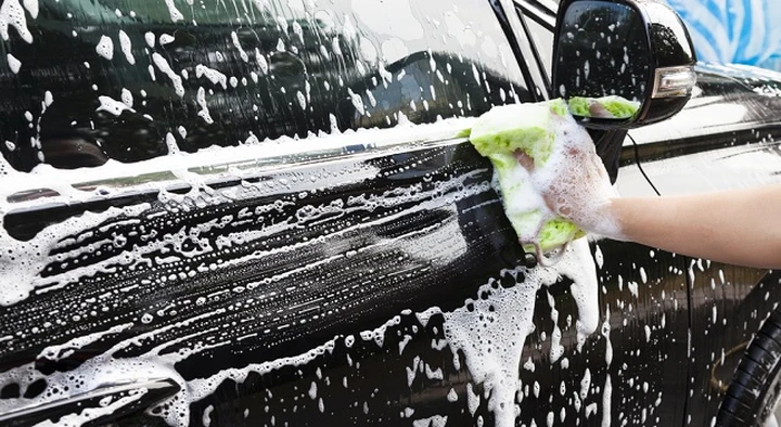 Lavare l’auto in inverno: come si fa, prodotti e consigli
