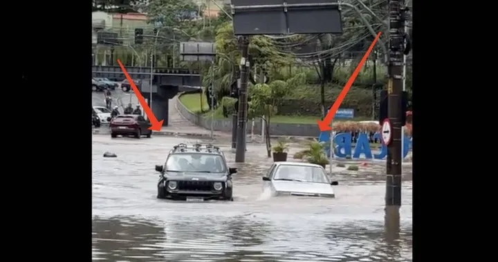La vecchia Fiat Uno umilia la Jeep Renegade in un tratto allagato
