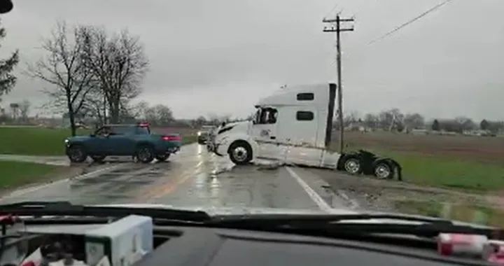 Il Rivian R1T traina un TIR sotto la pioggia [video]