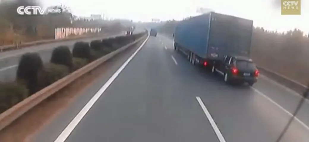 La Porsche Cayenne sbatte contro il TIR e resta incastrata sotto