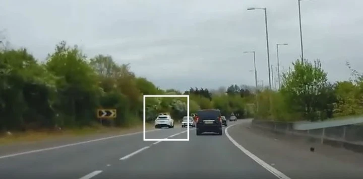 Sorpassa in corsia d'emergenza con la Lamborghini: è un famoso calciatore