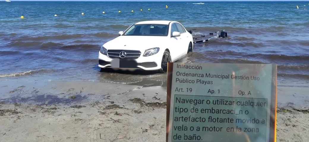 Una Mercedes-Benz è andata a fare una nuotata in Spagna