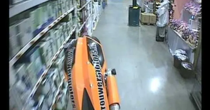 Non c'è miglior posto del magazzino per un bel monoruota