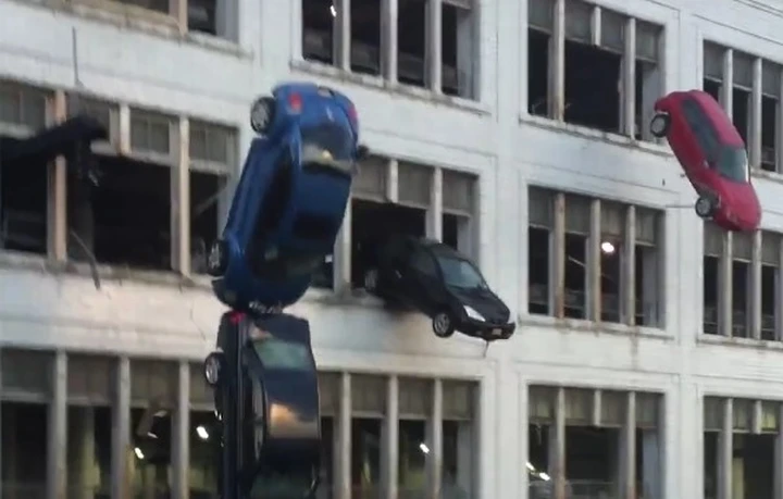 Fast 8: le auto cadono da un palazzo ed esplodono [Video]