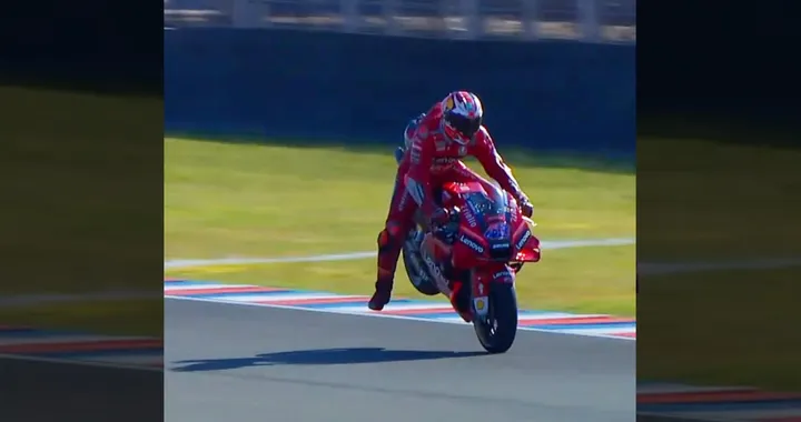 MotoGP, Jack Miller e lo stoppie degno di uno stuntman