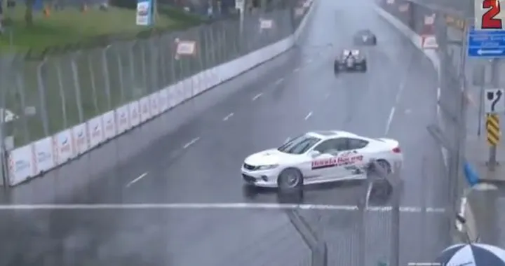 A Toronto piove troppo. La safety car va fuori pista