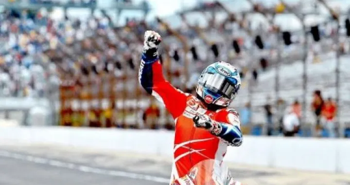 Il casco Arai RX-7 speciale Indianapolis di Nicky Hayden all'asta su eBay