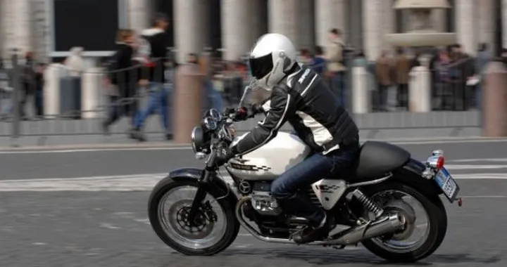 TEST Moto Guzzi V7 Cafè Classic