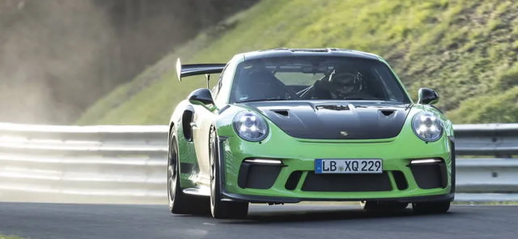 Porsche 911 GT3 RS: giro record al Nurburgring [Video]