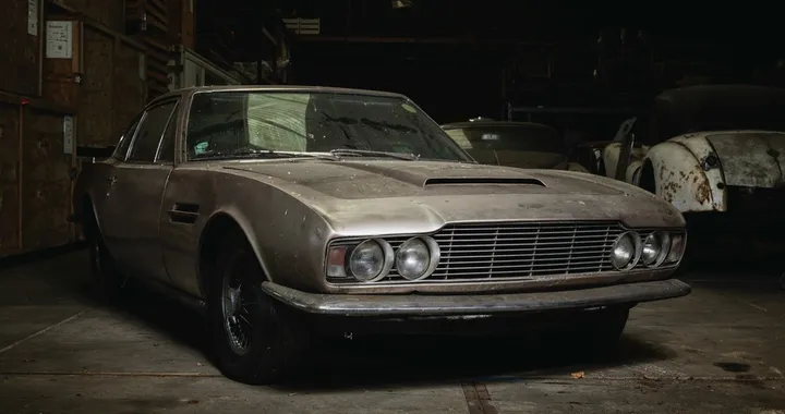 Un'Aston Martin DBS è stata ritrovata in un fienile