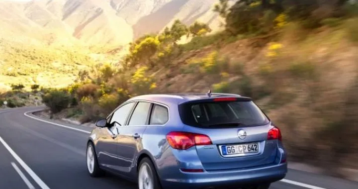 Nuova Opel Astra Sports Tourer: test su strada
