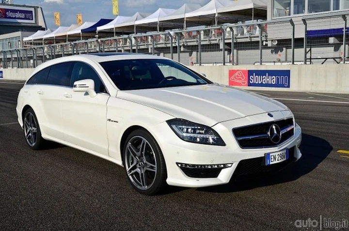 Mercedes AMG: in pista con le Superstars