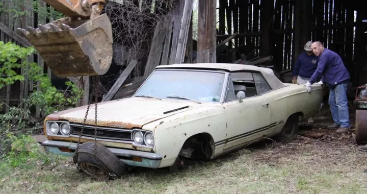 Scoperta in un fienile una rarissima Plymouth Hemi GTX del 1968: è una delle prime