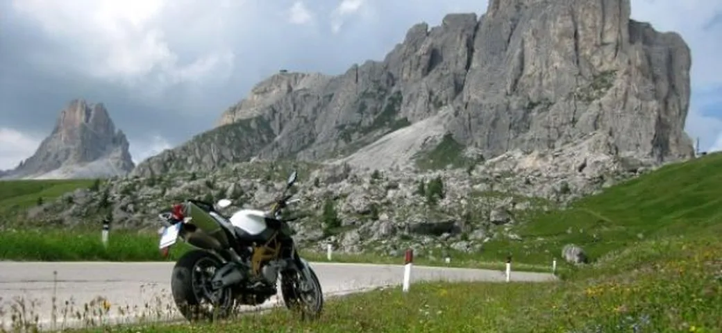 Foto del giorno: Aprilia Shiver sul Passo Giau