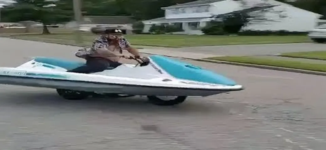 Moto trasformata in acquascooter stradale [Video]