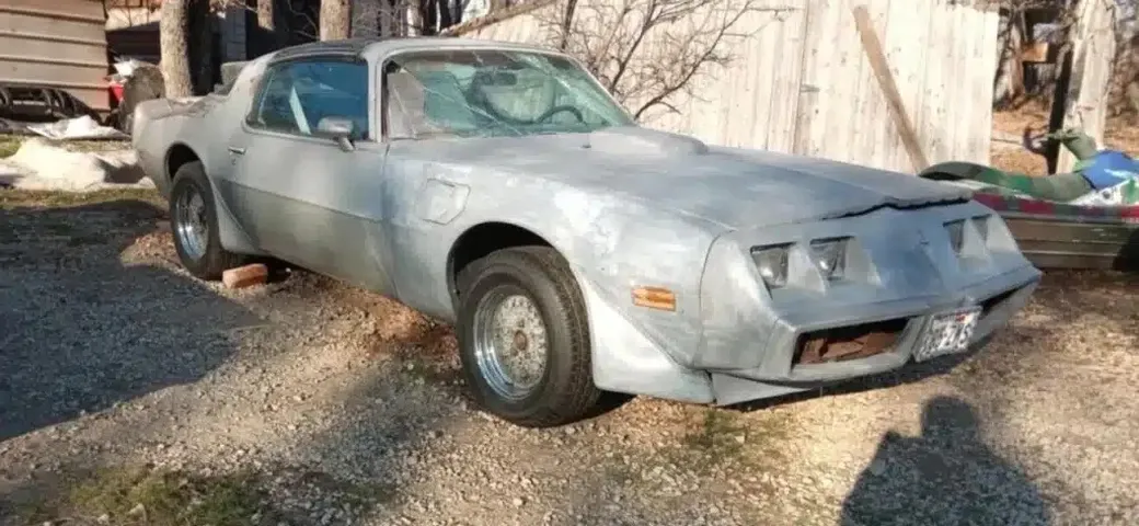 Scoperta incredibile: una Pontiac Firebird del 1979 emerge dopo 40 anni