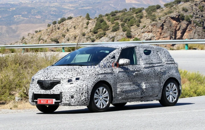 Renault Scenic: prime foto spia su strada