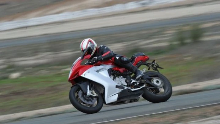 MV Agusta F3 2012 in pista in Francia /video