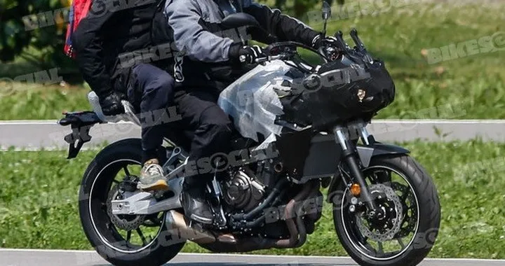 Yamaha MT-07 Tracer 2016: prime foto spia