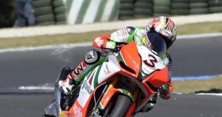 Max Biaggi, "Soffriamo molto questo circuito". Leon Camier, "Più veloci con la gomma da gara"