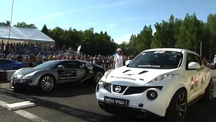 Bugatti Veyron contro Nissan Juke R: la gara è in accelerazione