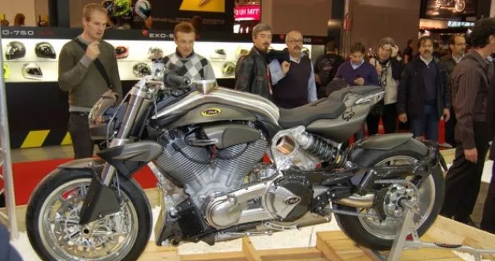 Live @ Eicma 2010: stand CR&S