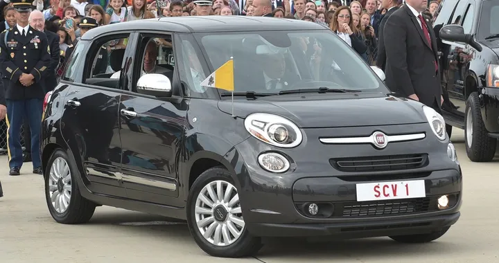 La Fiat 500L del Papa all'asta per beneficenza