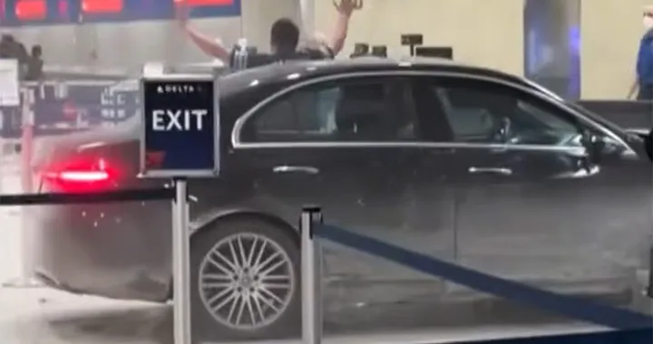 Mercedes si schianta al terminal, sfiorando il gate: arrestato