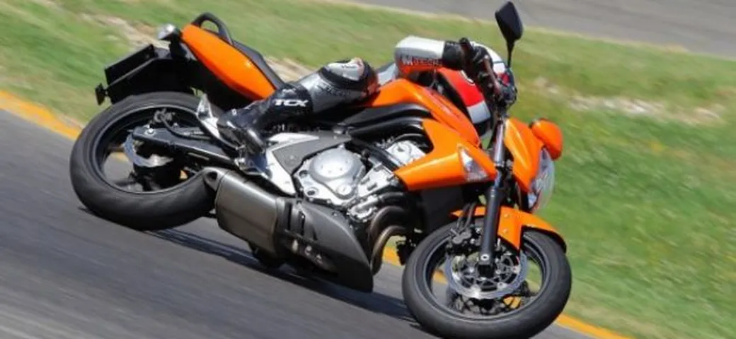 Scatto in Corsa: Kawasaki ER-6 a Castelletto