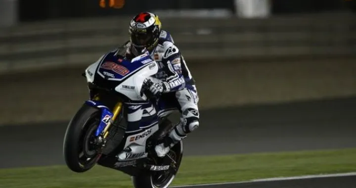 MotoGP, Losail: Jorge Lorenzo vince e "sfratta" Stoner dal Qatar. Bellissima battaglia Dovi-Crutchlow. Rossi  solo 10°.