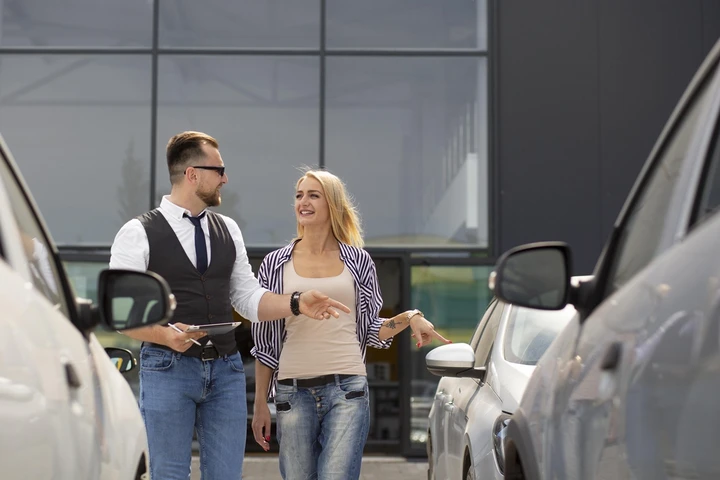 Mercato auto novembre 2024: calo del 10,8% e dominio delle ibride