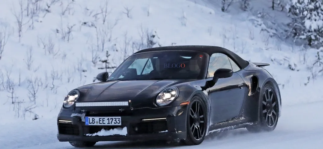 Porsche 911 Turbo S cabrio: foto spia sulla neve