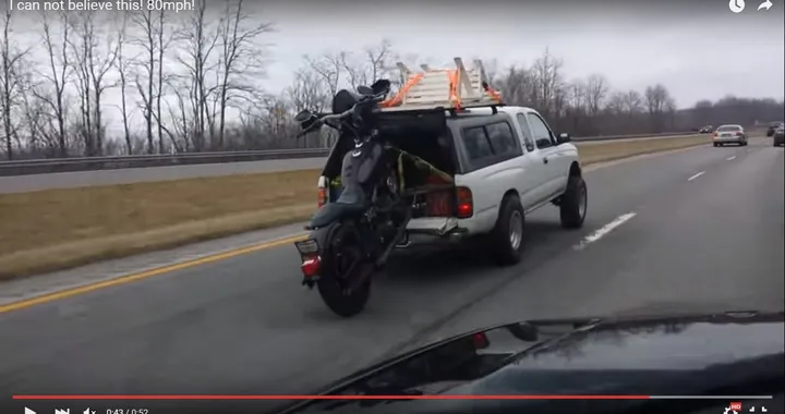 Trasporto strano di una moto [Video]
