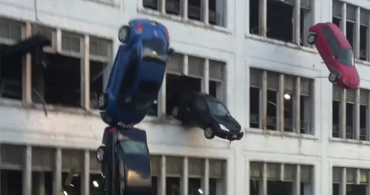 Fast 8: le auto cadono da un palazzo ed esplodono [Video]