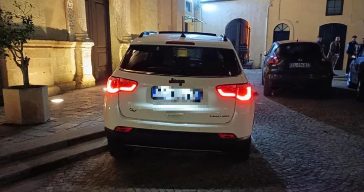 Parcheggia la Jeep sui gradini della chiesa: "Abbiate pietà, sono in piedi dall'alba"
