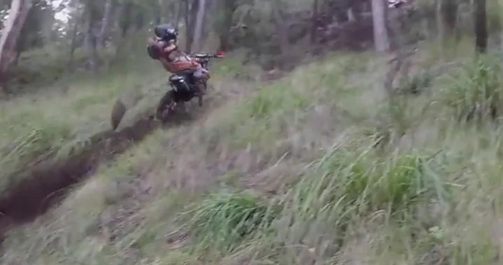 Enduro, pilota colpito da una pietra [Video]