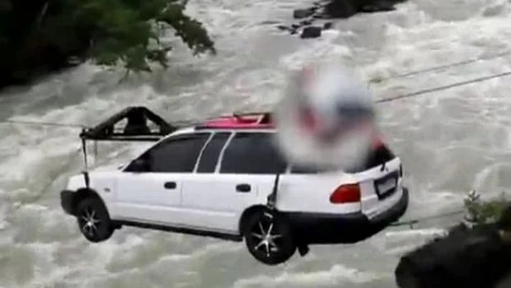 L'auto attraversa il fiume. L'Epic Win è sul ponte tirolese