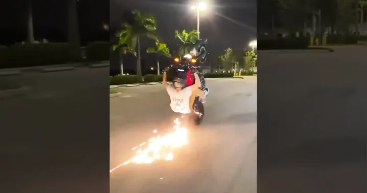 Impenna in moto, ma tocca il codino e cade rovinosamente (Video)
