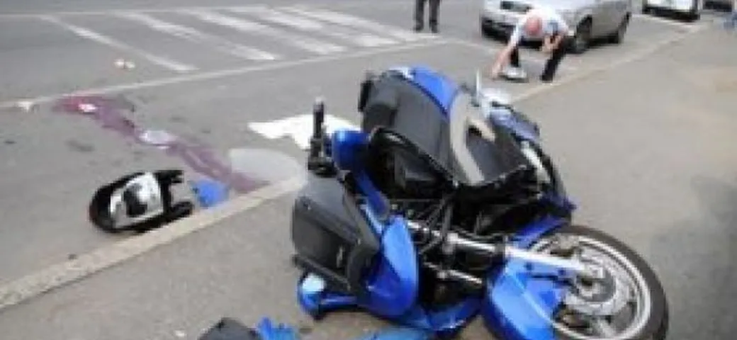 Scooterista speronato e ucciso dopo una lite al semaforo