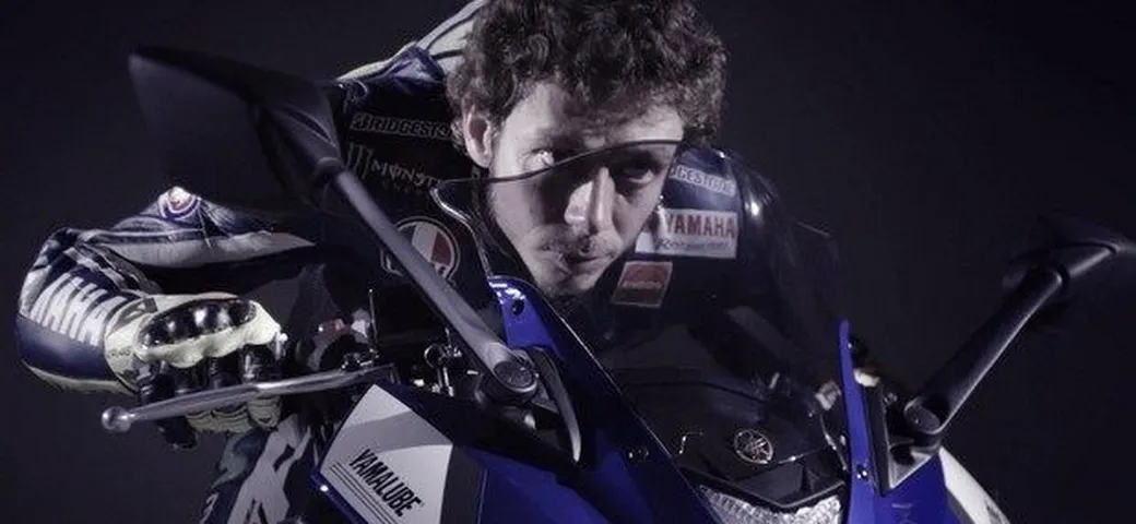 Valentino Rossi in un nuovo spot per la Yamaha YZF-R25 [video]