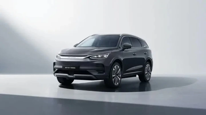 Nuova BYD Tang: il SUV elettrico a 7 posti debutta al Salone dell'Auto di Torino